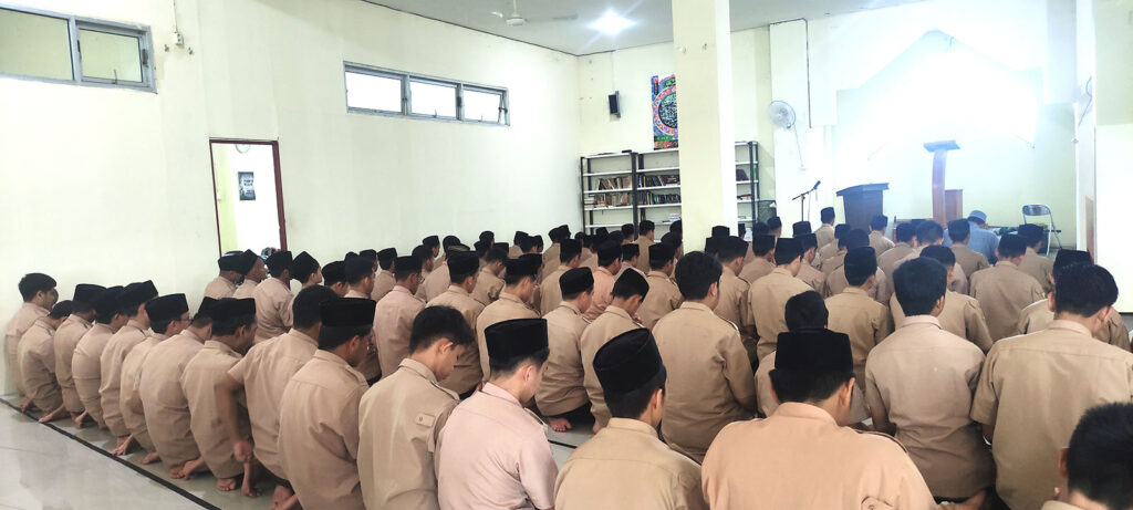 Peserta Pramuka Shalat